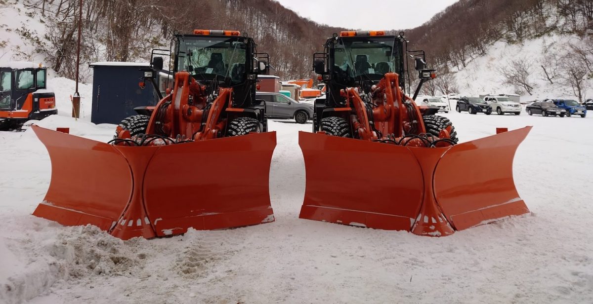 納車されたタイヤショベルの安全祈願を執り行いました。 | 株式会社 